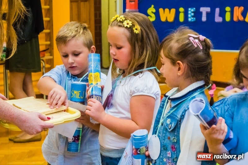 Zdjęcie w galerii na portalu naszraciborz.pl: Pierwszoklasiści z SP 13 wyruszyli dziś w podróż do Świetlikowego Lasu wiadomości z regionu