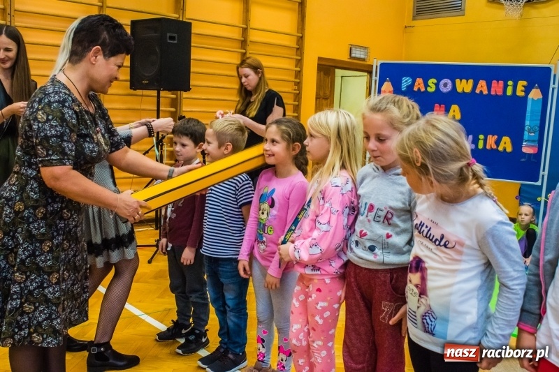 Zdjęcie w galerii na portalu naszraciborz.pl: Pierwszoklasiści z SP 13 wyruszyli dziś w podróż do Świetlikowego Lasu wiadomości z regionu