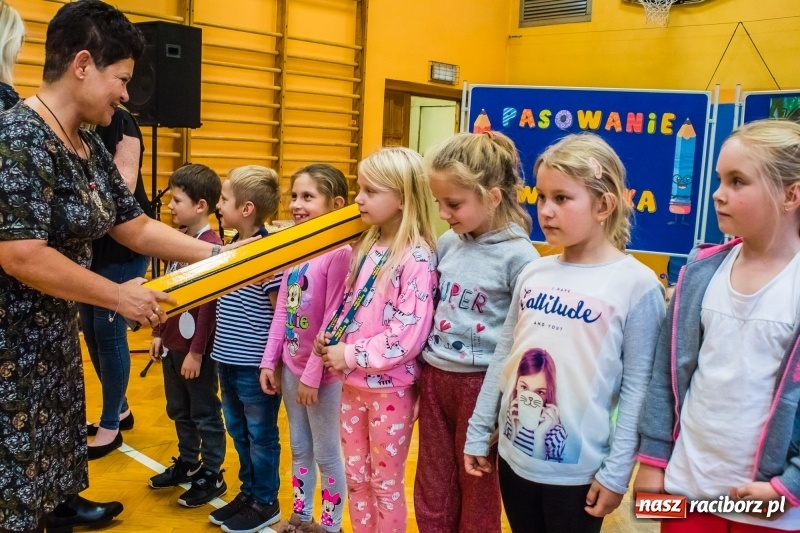 Zdjęcie w galerii na portalu naszraciborz.pl: Pierwszoklasiści z SP 13 wyruszyli dziś w podróż do Świetlikowego Lasu wiadomości z regionu