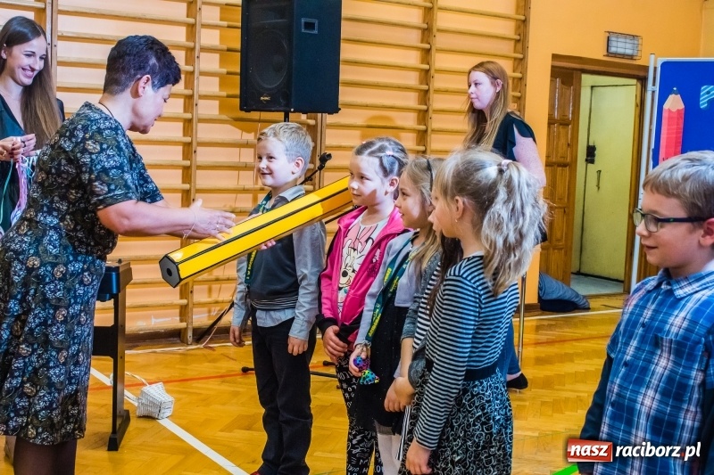 Zdjęcie w galerii na portalu naszraciborz.pl: Pierwszoklasiści z SP 13 wyruszyli dziś w podróż do Świetlikowego Lasu wiadomości z regionu