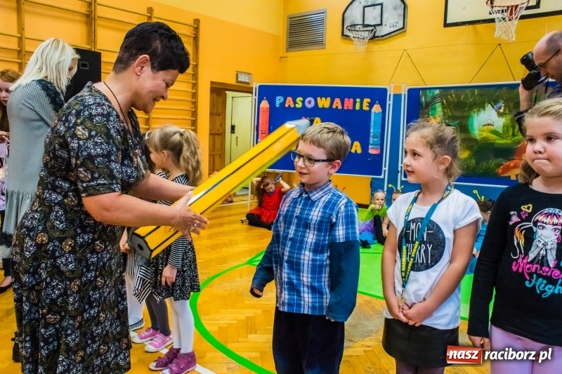 Zdjęcie w galerii na portalu naszraciborz.pl: Pierwszoklasiści z SP 13 wyruszyli dziś w podróż do Świetlikowego Lasu wiadomości z regionu