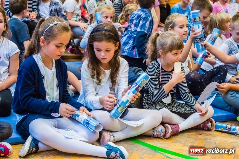 Zdjęcie w galerii na portalu naszraciborz.pl: Pierwszoklasiści z SP 13 wyruszyli dziś w podróż do Świetlikowego Lasu wiadomości z regionu