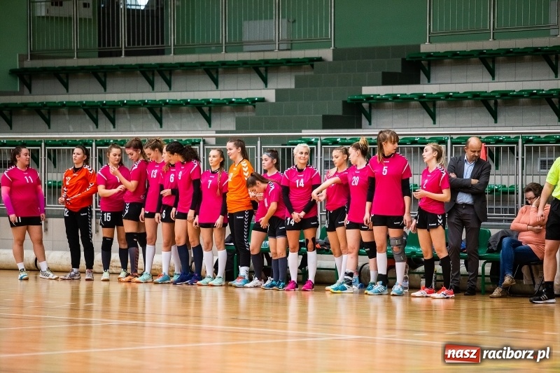 Zdjęcie w galerii na portalu naszraciborz.pl: Piłkarki UKS Start Pietrowice Wielkie przegrały w debiucie w Arenie Rafako wiadomości z regionu