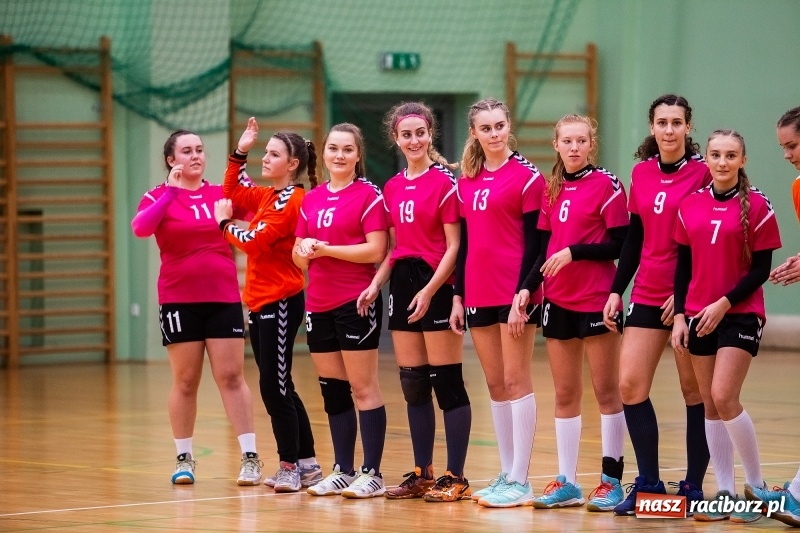 Zdjęcie w galerii na portalu naszraciborz.pl: Piłkarki UKS Start Pietrowice Wielkie przegrały w debiucie w Arenie Rafako wiadomości z regionu