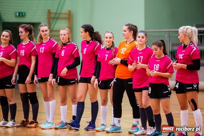 Zdjęcie w galerii na portalu naszraciborz.pl: Piłkarki UKS Start Pietrowice Wielkie przegrały w debiucie w Arenie Rafako wiadomości z regionu