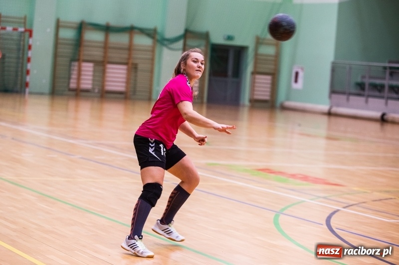 Zdjęcie w galerii na portalu naszraciborz.pl: Piłkarki UKS Start Pietrowice Wielkie przegrały w debiucie w Arenie Rafako wiadomości z regionu