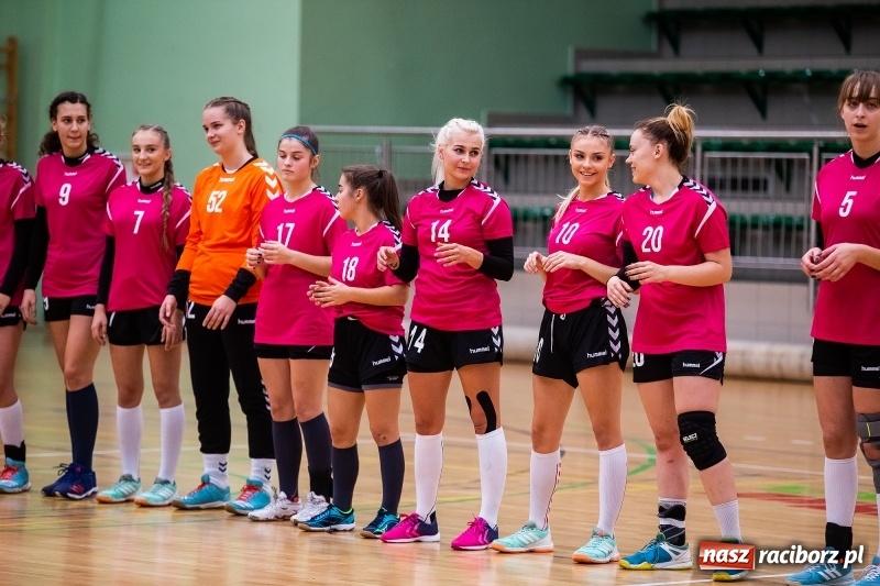 Zdjęcie w galerii na portalu naszraciborz.pl: Piłkarki UKS Start Pietrowice Wielkie przegrały w debiucie w Arenie Rafako wiadomości z regionu