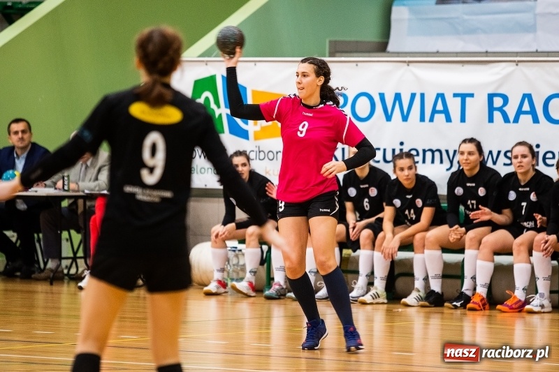 Zdjęcie w galerii na portalu naszraciborz.pl: Piłkarki UKS Start Pietrowice Wielkie przegrały w debiucie w Arenie Rafako wiadomości z regionu