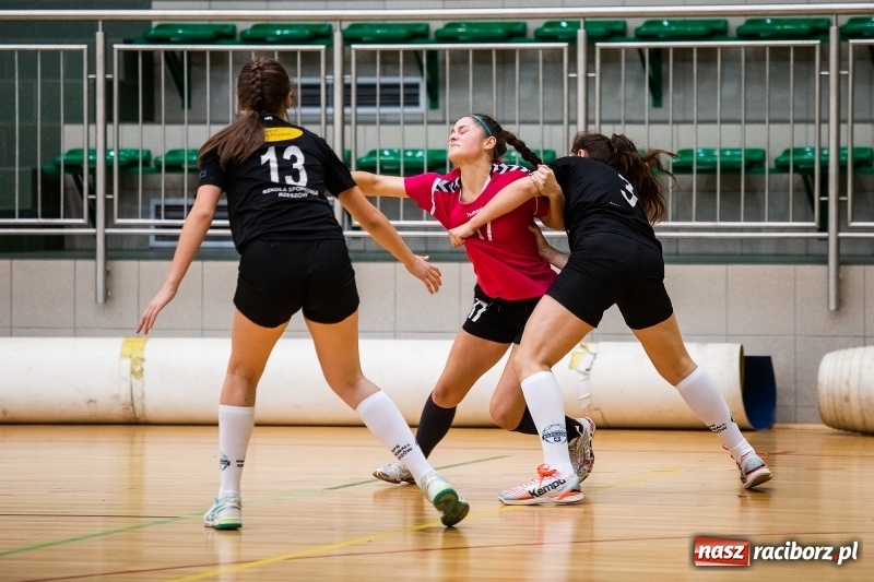 Zdjęcie w galerii na portalu naszraciborz.pl: Piłkarki UKS Start Pietrowice Wielkie przegrały w debiucie w Arenie Rafako wiadomości z regionu