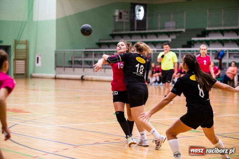 Zdjęcie w galerii na portalu naszraciborz.pl: Piłkarki UKS Start Pietrowice Wielkie przegrały w debiucie w Arenie Rafako wiadomości z regionu