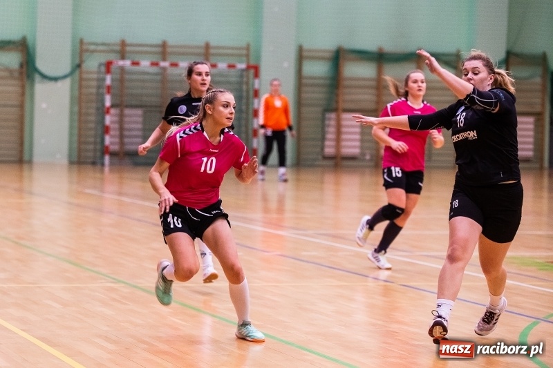 Zdjęcie w galerii na portalu naszraciborz.pl: Piłkarki UKS Start Pietrowice Wielkie przegrały w debiucie w Arenie Rafako wiadomości z regionu