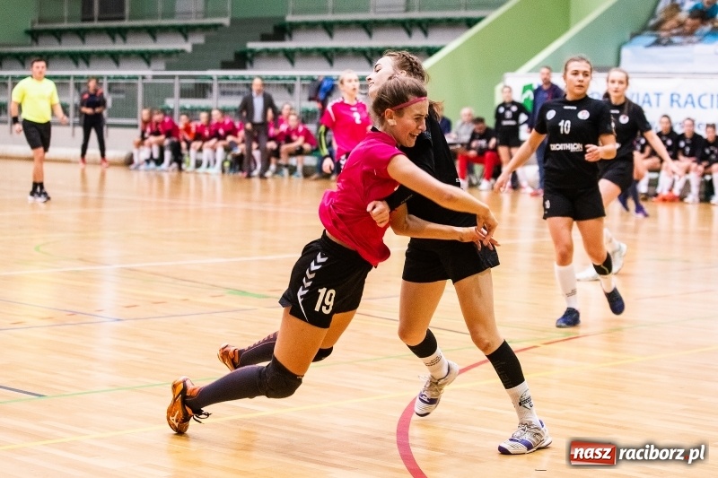 Zdjęcie w galerii na portalu naszraciborz.pl: Piłkarki UKS Start Pietrowice Wielkie przegrały w debiucie w Arenie Rafako wiadomości z regionu