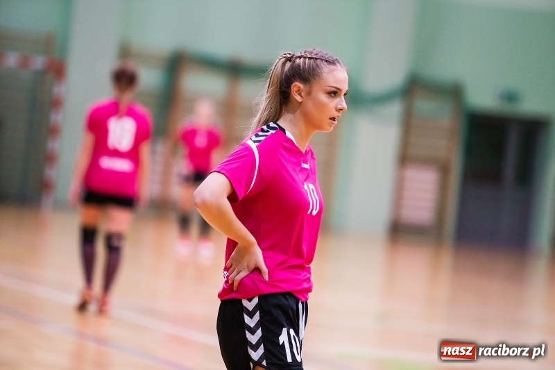 Zdjęcie w galerii na portalu naszraciborz.pl: Piłkarki UKS Start Pietrowice Wielkie przegrały w debiucie w Arenie Rafako wiadomości z regionu