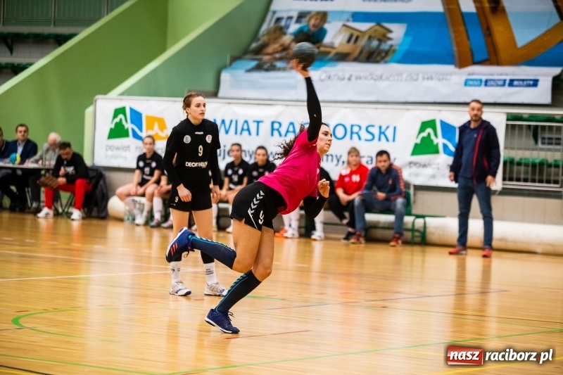 Zdjęcie w galerii na portalu naszraciborz.pl: Piłkarki UKS Start Pietrowice Wielkie przegrały w debiucie w Arenie Rafako wiadomości z regionu