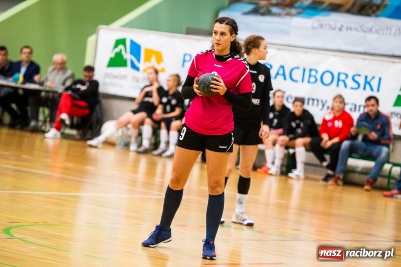 Zdjęcie w galerii na portalu naszraciborz.pl: Piłkarki UKS Start Pietrowice Wielkie przegrały w debiucie w Arenie Rafako wiadomości z regionu