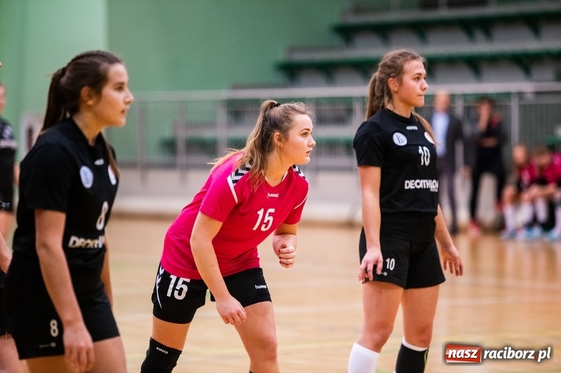 Zdjęcie w galerii na portalu naszraciborz.pl: Piłkarki UKS Start Pietrowice Wielkie przegrały w debiucie w Arenie Rafako wiadomości z regionu