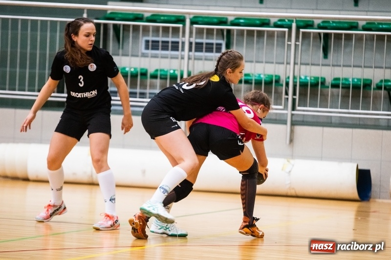 Zdjęcie w galerii na portalu naszraciborz.pl: Piłkarki UKS Start Pietrowice Wielkie przegrały w debiucie w Arenie Rafako wiadomości z regionu