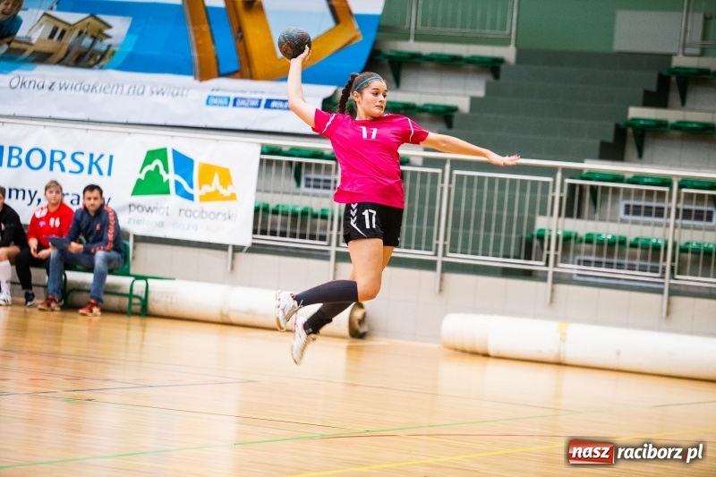 Zdjęcie w galerii na portalu naszraciborz.pl: Piłkarki UKS Start Pietrowice Wielkie przegrały w debiucie w Arenie Rafako wiadomości z regionu