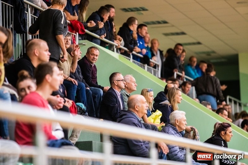 Zdjęcie w galerii na portalu naszraciborz.pl: Piłkarki UKS Start Pietrowice Wielkie przegrały w debiucie w Arenie Rafako wiadomości z regionu