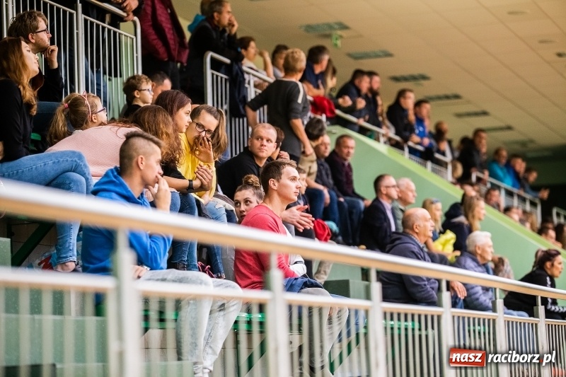 Zdjęcie w galerii na portalu naszraciborz.pl: Piłkarki UKS Start Pietrowice Wielkie przegrały w debiucie w Arenie Rafako wiadomości z regionu