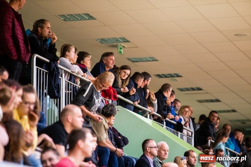 Zdjęcie w galerii na portalu naszraciborz.pl: Piłkarki UKS Start Pietrowice Wielkie przegrały w debiucie w Arenie Rafako wiadomości z regionu