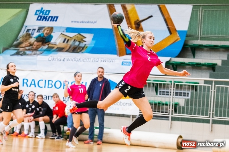 Zdjęcie w galerii na portalu naszraciborz.pl: Piłkarki UKS Start Pietrowice Wielkie przegrały w debiucie w Arenie Rafako wiadomości z regionu