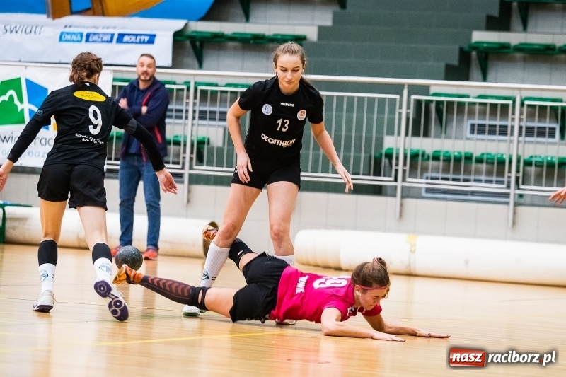 Zdjęcie w galerii na portalu naszraciborz.pl: Piłkarki UKS Start Pietrowice Wielkie przegrały w debiucie w Arenie Rafako wiadomości z regionu