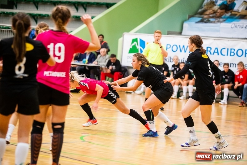 Zdjęcie w galerii na portalu naszraciborz.pl: Piłkarki UKS Start Pietrowice Wielkie przegrały w debiucie w Arenie Rafako wiadomości z regionu