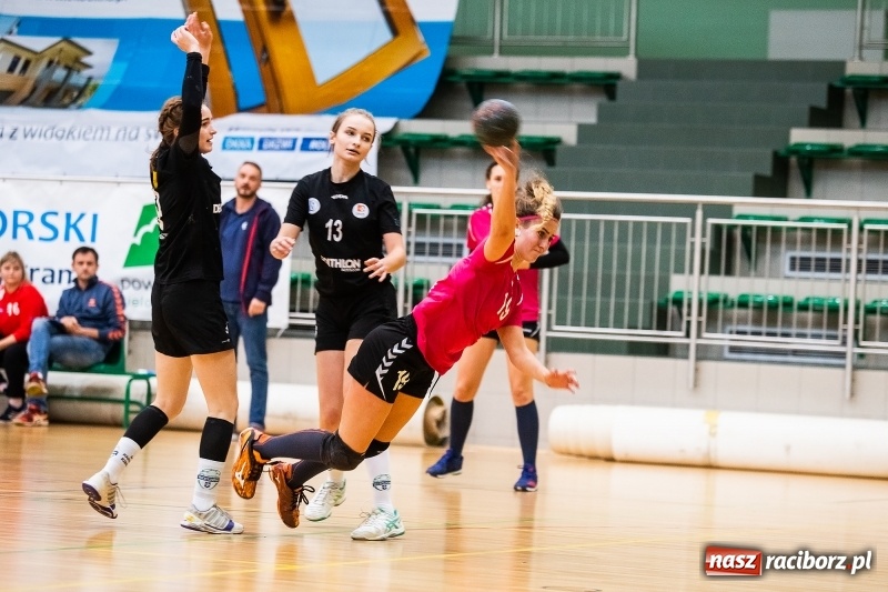 Zdjęcie w galerii na portalu naszraciborz.pl: Piłkarki UKS Start Pietrowice Wielkie przegrały w debiucie w Arenie Rafako wiadomości z regionu