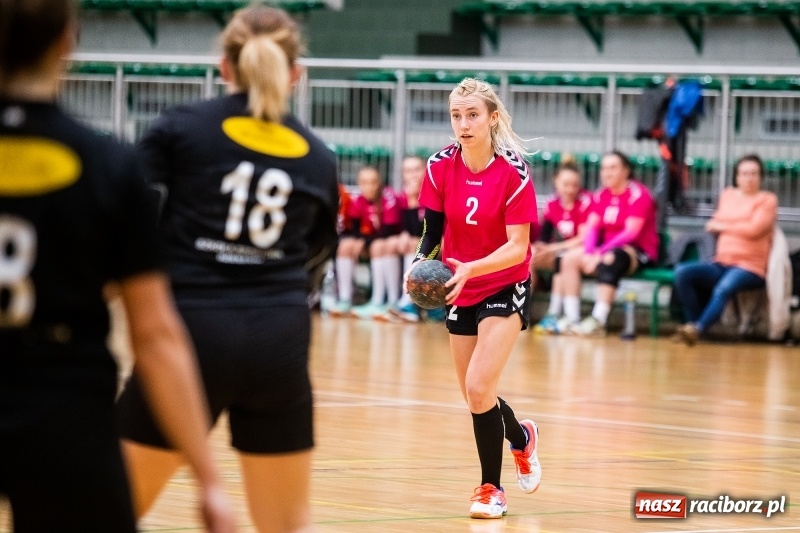 Zdjęcie w galerii na portalu naszraciborz.pl: Piłkarki UKS Start Pietrowice Wielkie przegrały w debiucie w Arenie Rafako wiadomości z regionu