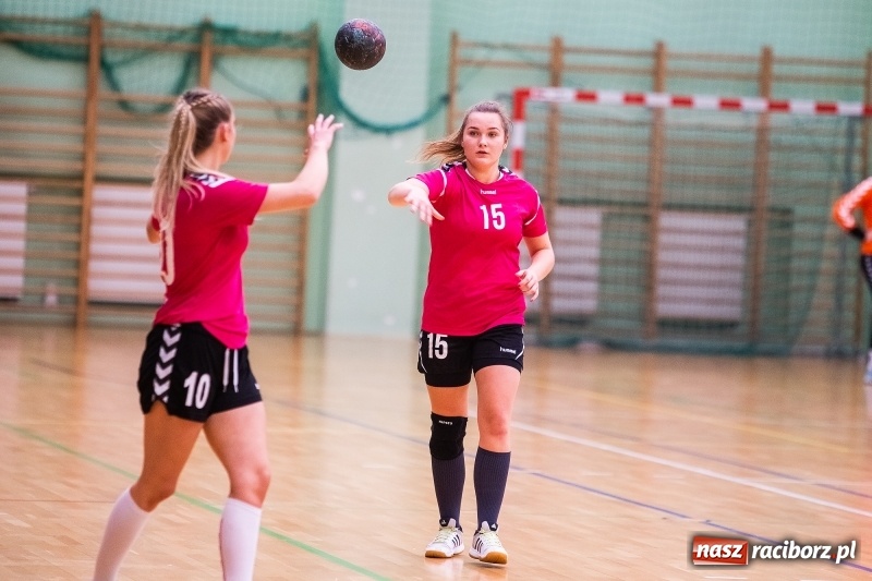 Zdjęcie w galerii na portalu naszraciborz.pl: Piłkarki UKS Start Pietrowice Wielkie przegrały w debiucie w Arenie Rafako wiadomości z regionu