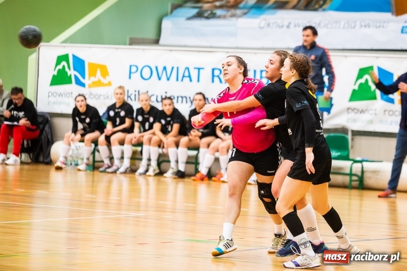 Zdjęcie w galerii na portalu naszraciborz.pl: Piłkarki UKS Start Pietrowice Wielkie przegrały w debiucie w Arenie Rafako wiadomości z regionu