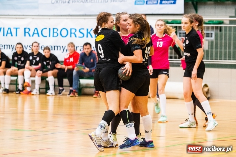 Zdjęcie w galerii na portalu naszraciborz.pl: Piłkarki UKS Start Pietrowice Wielkie przegrały w debiucie w Arenie Rafako wiadomości z regionu