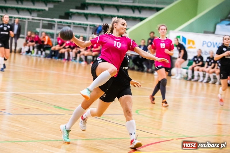 Zdjęcie w galerii na portalu naszraciborz.pl: Piłkarki UKS Start Pietrowice Wielkie przegrały w debiucie w Arenie Rafako wiadomości z regionu