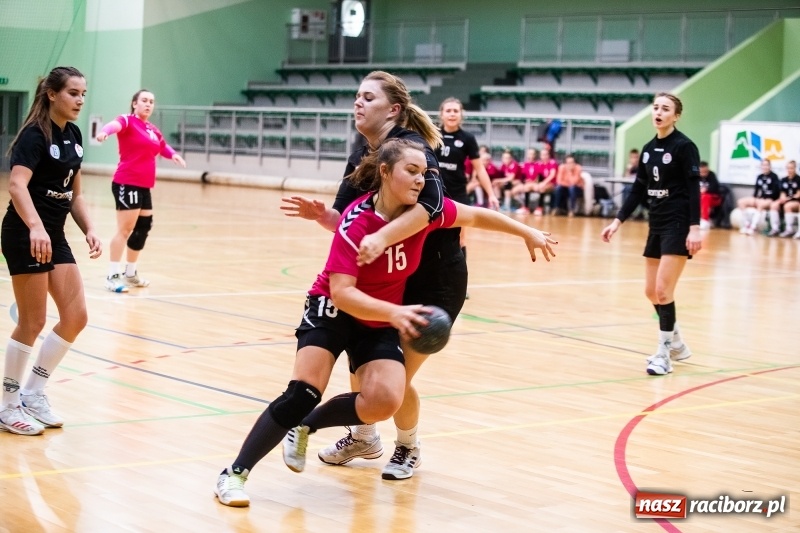 Zdjęcie w galerii na portalu naszraciborz.pl: Piłkarki UKS Start Pietrowice Wielkie przegrały w debiucie w Arenie Rafako wiadomości z regionu