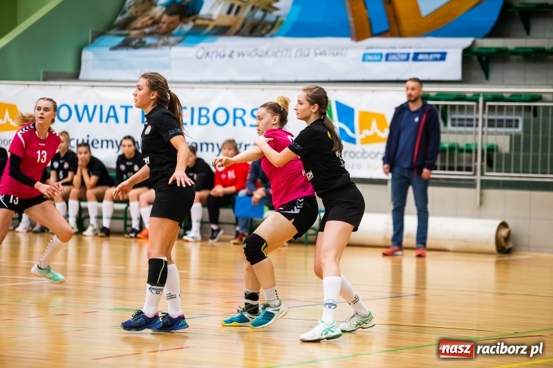 Zdjęcie w galerii na portalu naszraciborz.pl: Piłkarki UKS Start Pietrowice Wielkie przegrały w debiucie w Arenie Rafako wiadomości z regionu