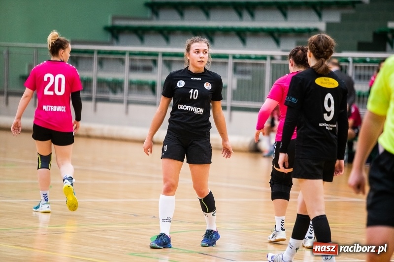Zdjęcie w galerii na portalu naszraciborz.pl: Piłkarki UKS Start Pietrowice Wielkie przegrały w debiucie w Arenie Rafako wiadomości z regionu