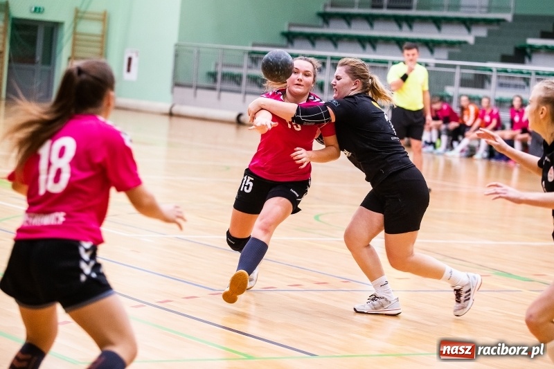 Zdjęcie w galerii na portalu naszraciborz.pl: Piłkarki UKS Start Pietrowice Wielkie przegrały w debiucie w Arenie Rafako wiadomości z regionu