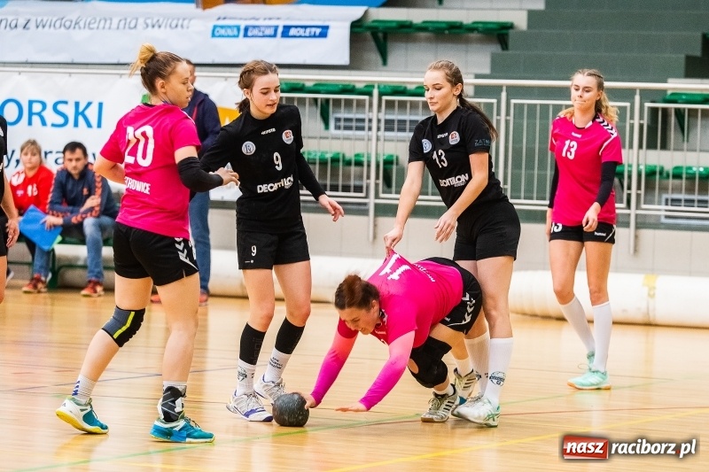 Zdjęcie w galerii na portalu naszraciborz.pl: Piłkarki UKS Start Pietrowice Wielkie przegrały w debiucie w Arenie Rafako wiadomości z regionu