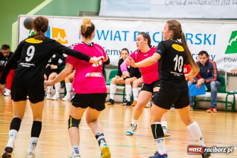 Zdjęcie w galerii na portalu naszraciborz.pl: Piłkarki UKS Start Pietrowice Wielkie przegrały w debiucie w Arenie Rafako wiadomości z regionu