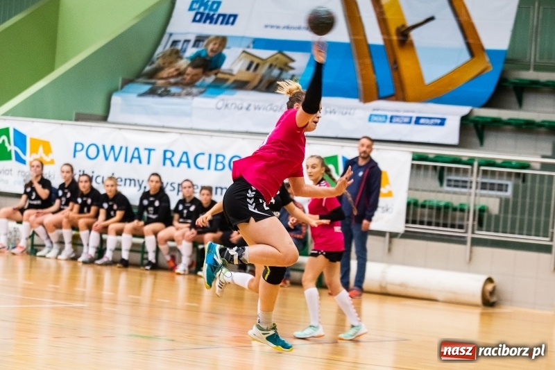 Zdjęcie w galerii na portalu naszraciborz.pl: Piłkarki UKS Start Pietrowice Wielkie przegrały w debiucie w Arenie Rafako wiadomości z regionu