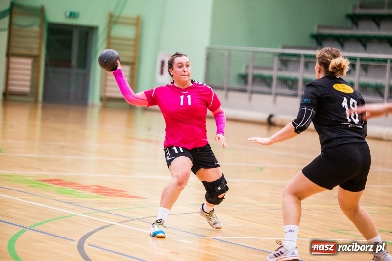 Zdjęcie w galerii na portalu naszraciborz.pl: Piłkarki UKS Start Pietrowice Wielkie przegrały w debiucie w Arenie Rafako wiadomości z regionu
