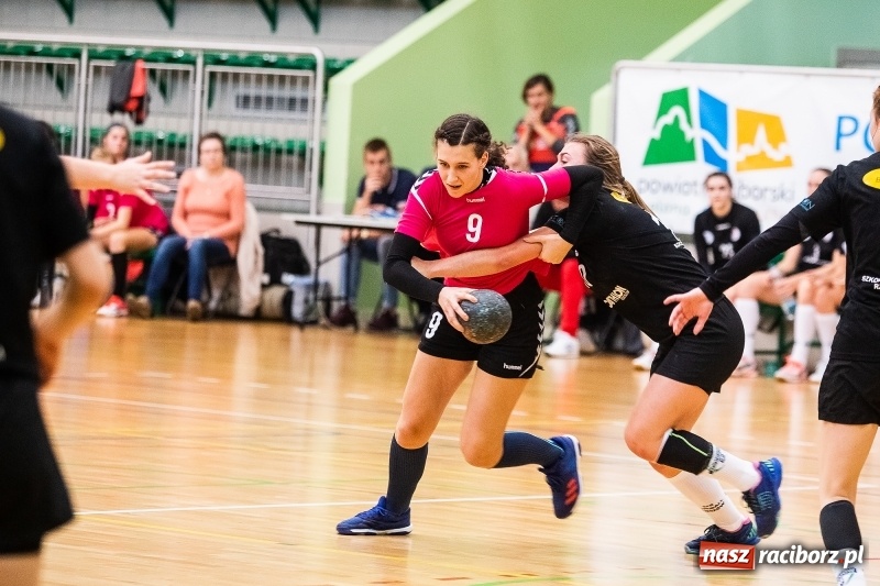 Zdjęcie w galerii na portalu naszraciborz.pl: Piłkarki UKS Start Pietrowice Wielkie przegrały w debiucie w Arenie Rafako wiadomości z regionu