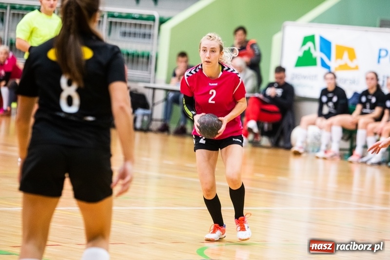 Zdjęcie w galerii na portalu naszraciborz.pl: Piłkarki UKS Start Pietrowice Wielkie przegrały w debiucie w Arenie Rafako wiadomości z regionu