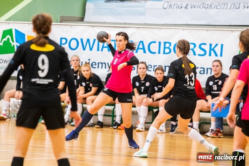 Zdjęcie w galerii na portalu naszraciborz.pl: Piłkarki UKS Start Pietrowice Wielkie przegrały w debiucie w Arenie Rafako wiadomości z regionu