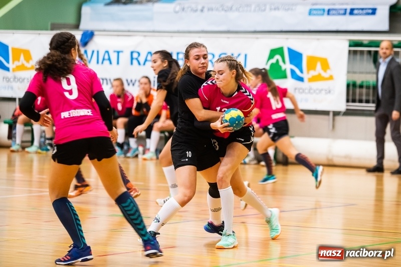 Zdjęcie w galerii na portalu naszraciborz.pl: Piłkarki UKS Start Pietrowice Wielkie przegrały w debiucie w Arenie Rafako wiadomości z regionu