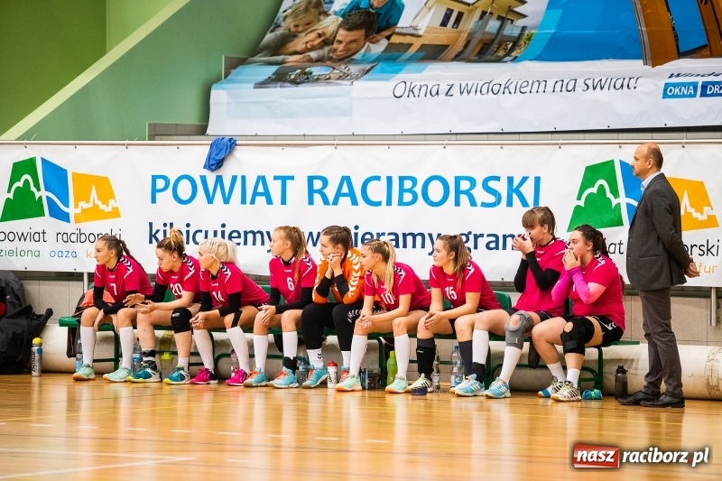 Zdjęcie w galerii na portalu naszraciborz.pl: Piłkarki UKS Start Pietrowice Wielkie przegrały w debiucie w Arenie Rafako wiadomości z regionu