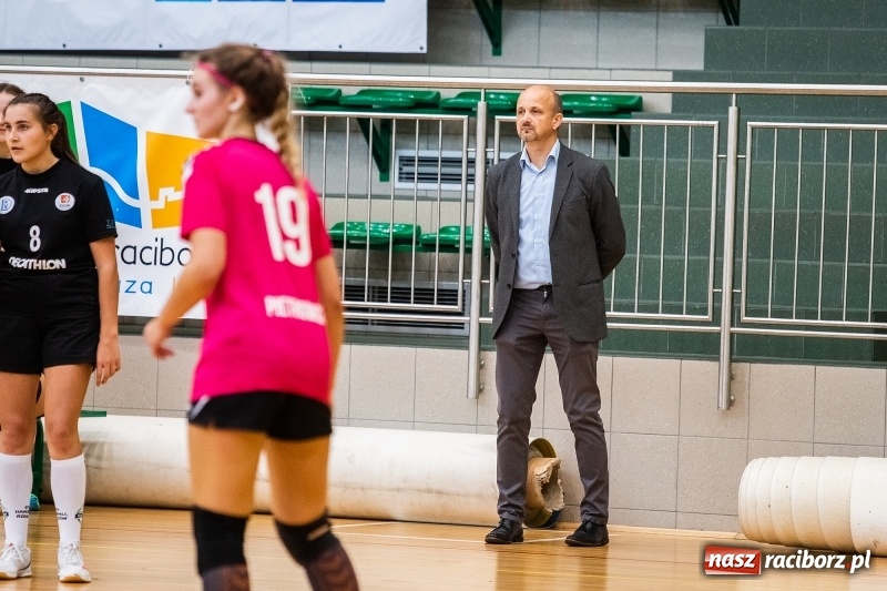 Zdjęcie w galerii na portalu naszraciborz.pl: Piłkarki UKS Start Pietrowice Wielkie przegrały w debiucie w Arenie Rafako wiadomości z regionu