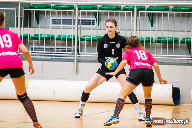 Zdjęcie w galerii na portalu naszraciborz.pl: Piłkarki UKS Start Pietrowice Wielkie przegrały w debiucie w Arenie Rafako wiadomości z regionu