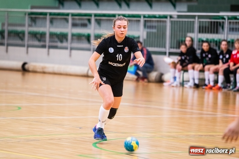 Zdjęcie w galerii na portalu naszraciborz.pl: Piłkarki UKS Start Pietrowice Wielkie przegrały w debiucie w Arenie Rafako wiadomości z regionu